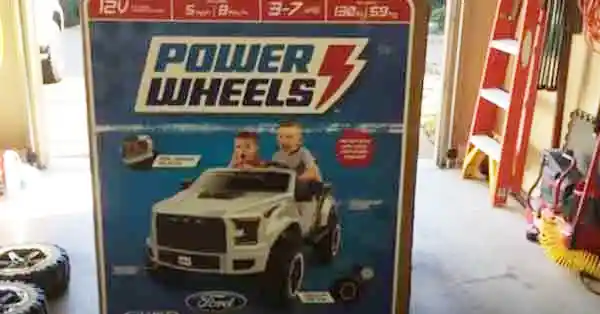 Unboxing Ride on Cars – Power Wheels Ford F150 Raptor Truck Rides in the Mud